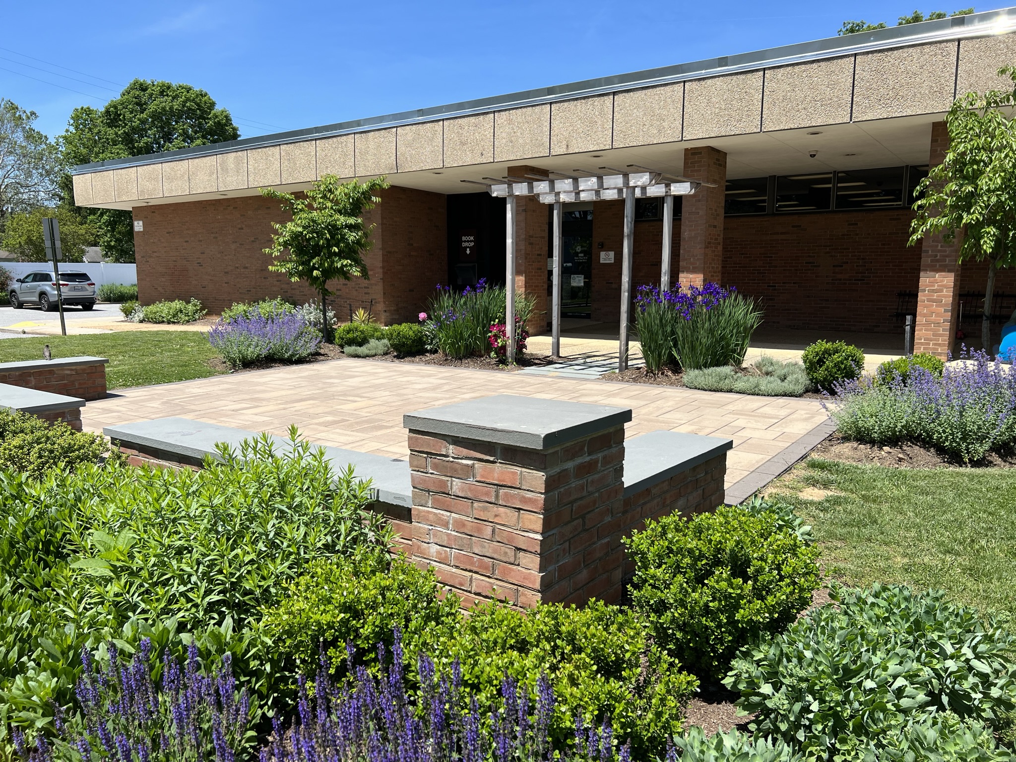 Linthicum Library and Garden